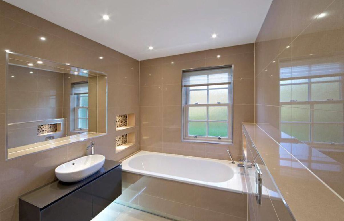 Точечные светильники над ванной могут слепить глаза