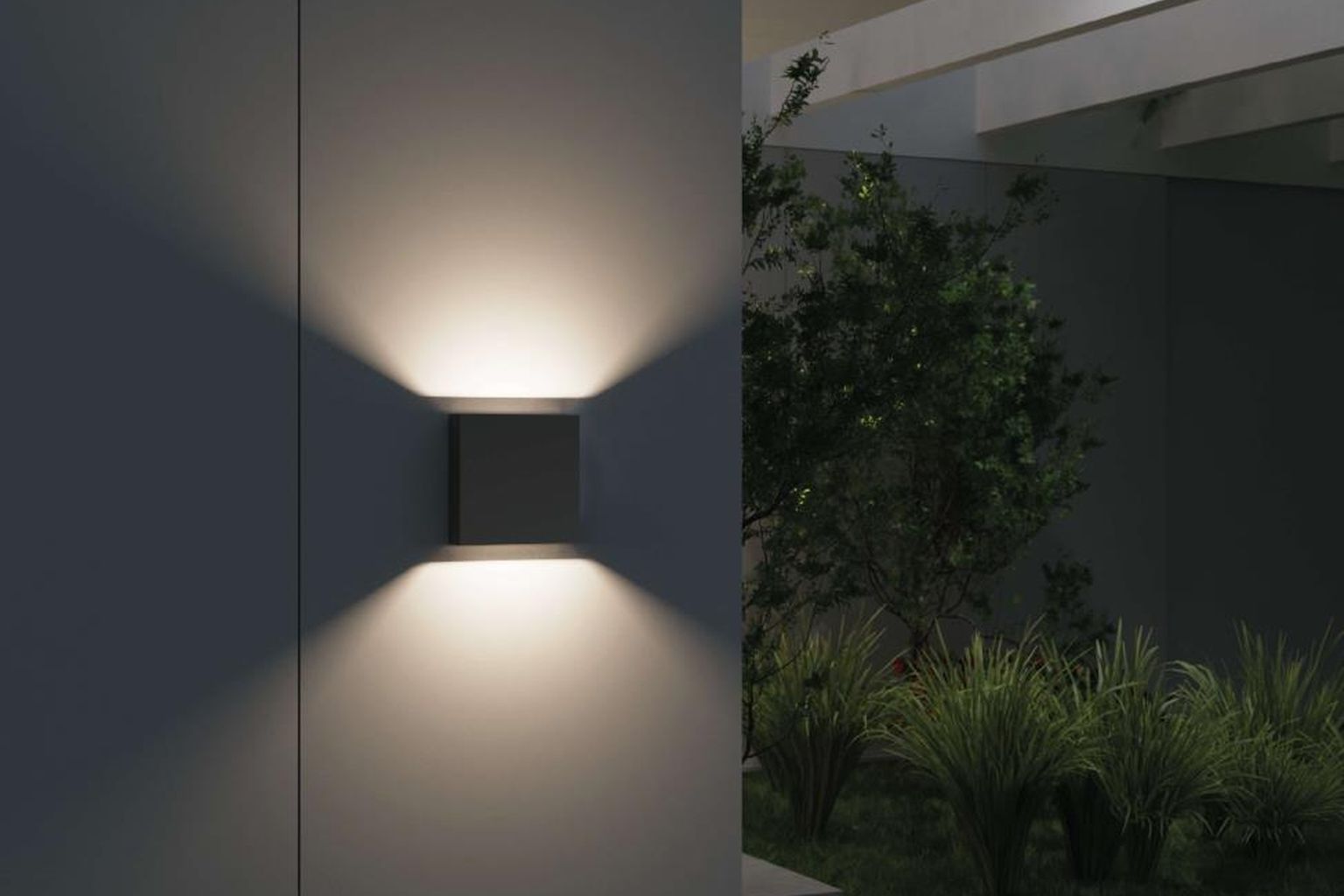 Фасадный светильник Форма на современном фасаде дома