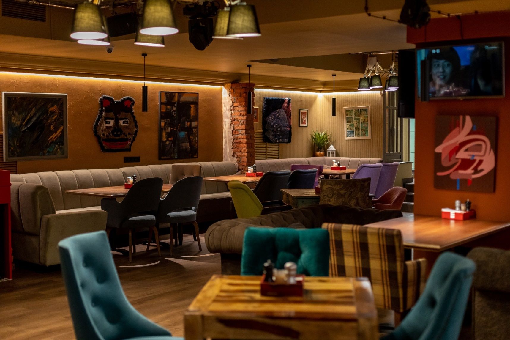 Пример комфортного освещения в современном интерьере