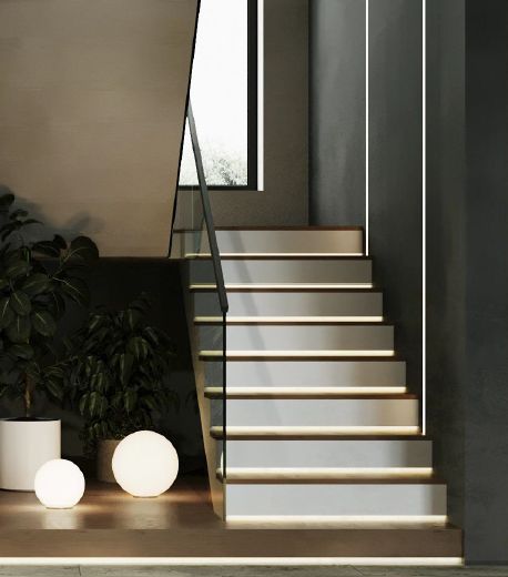 Слепящая открытая светодиодная лента в ванной