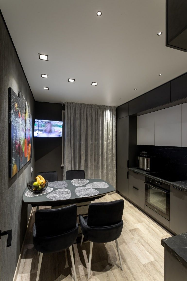 Вертикальный интерьерный свет с комфортной яркостью