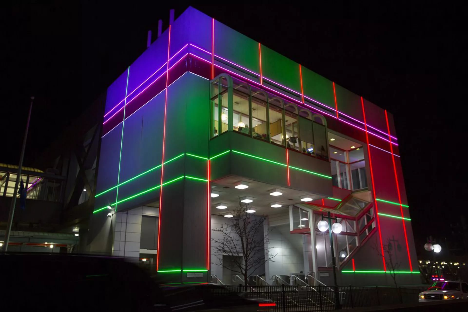 Монтаж ленты на фасаде здания