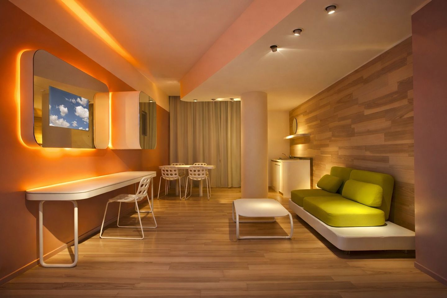 Интерьер комнаты с тёплой подсветкой и спотами