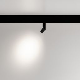 Черный магнитный спот на треке, включенная линза