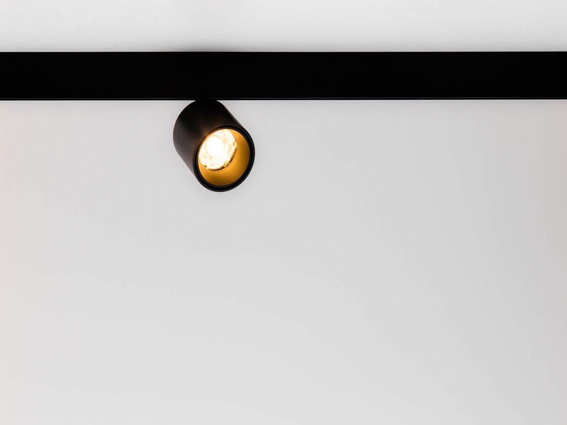 Черный спот на треке, светящийся модуль, вид снизу