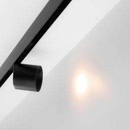 Черный магнитный спот на треке, боковой ракурс