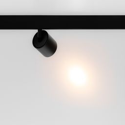 Черный спот на треке, направленный свет на поверхность