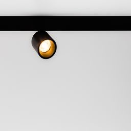 Черный спот на треке, светящийся модуль, вид снизу