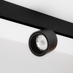 Крупный план линзы спота в черном корпусе