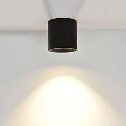 Накладной потолочный светильник черный, световой пучок на стене