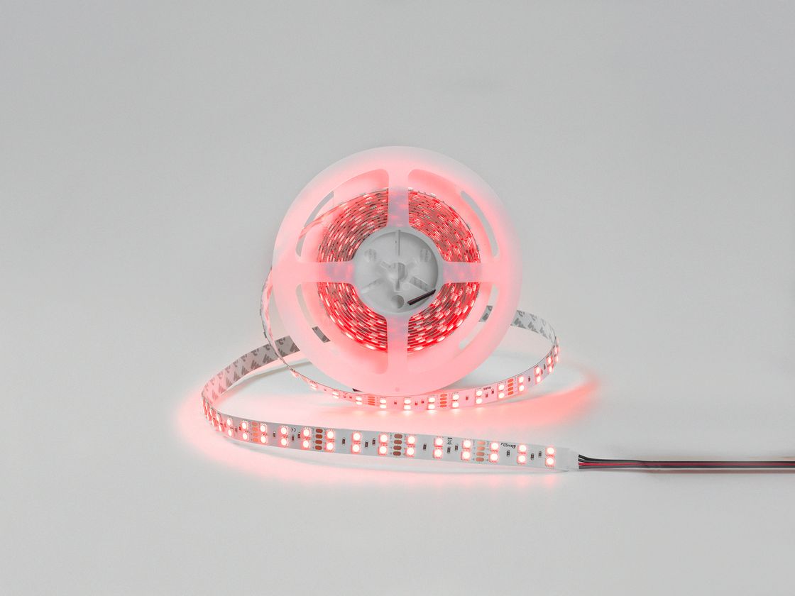 Светодиодная лента RGB на катушке, свечение красным