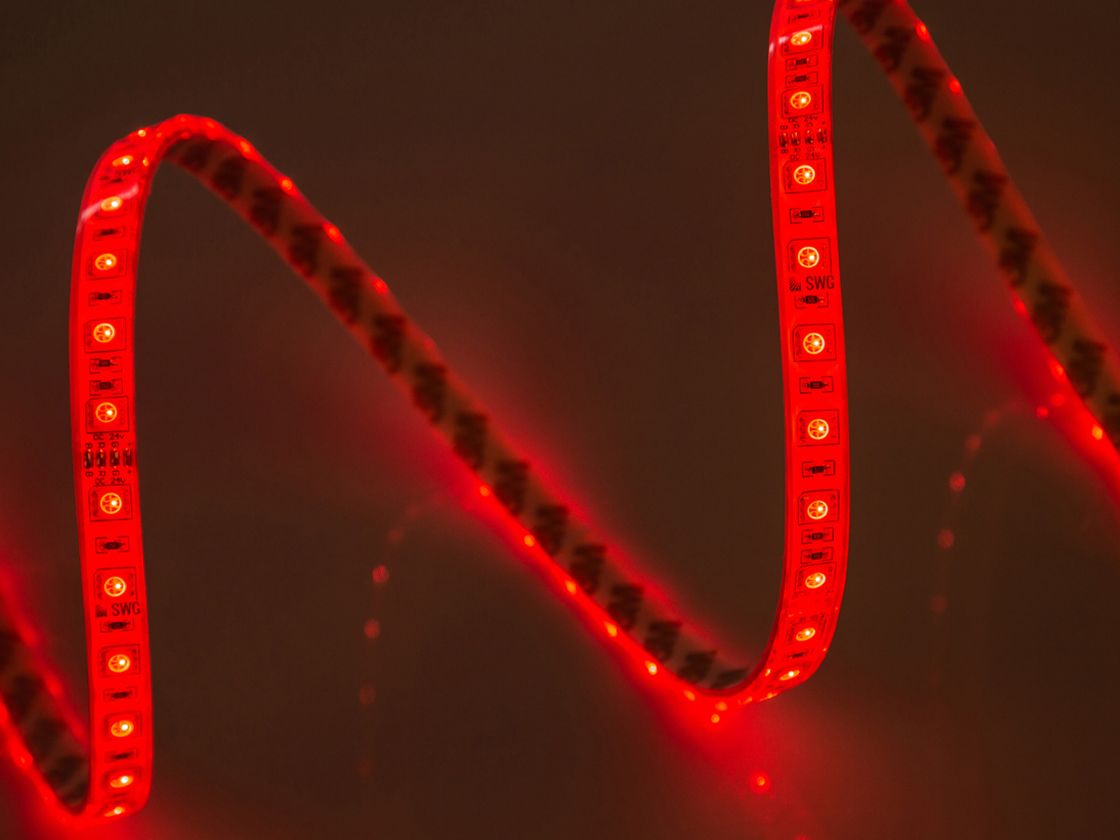 Светодиодная лента SMD5050 RGB, свечение красным, изгиб