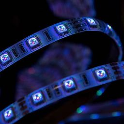 Лента SMD5050 RGB, свечение синим, крупный план