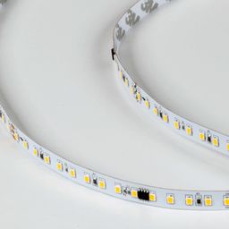 Лента SWG SMD2835 на белой подложке, крупный план