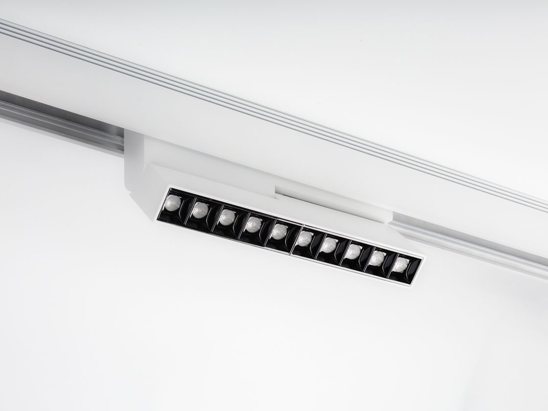 Белый трековый светильник SY с линзами, вид снизу