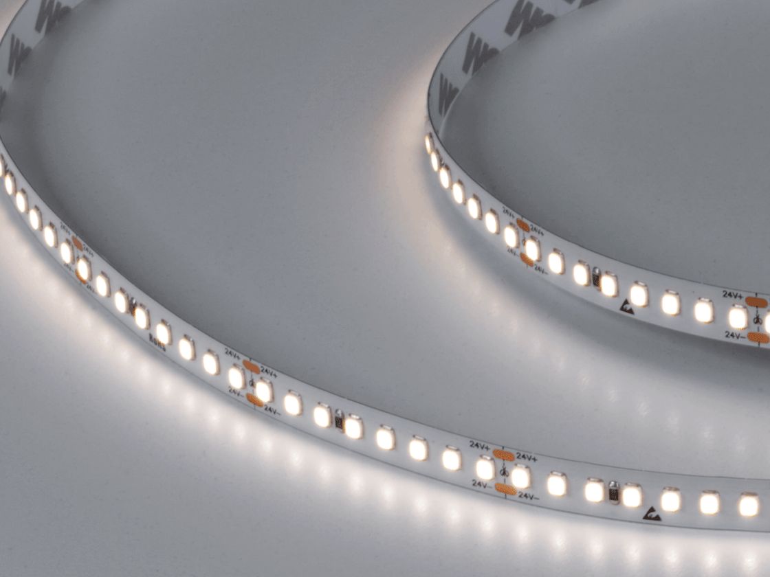 Включенная светодиодная лента 4000K, равномерное свечение