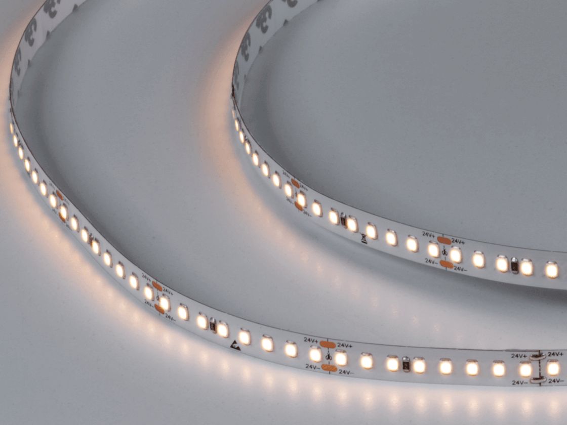 Светодиодная лента включена, тёплое белое свечение, крупный план