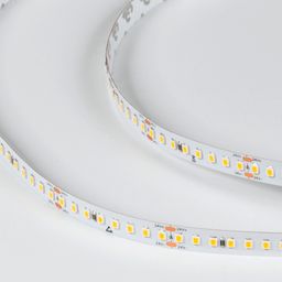 Светодиодная лента SMD 2835, маркировка 24V, крупный план