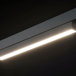 Линейный светильник на треке, включенное нейтральное свечение