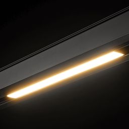 Линейный светильник на треке, теплое свечение, вид снизу