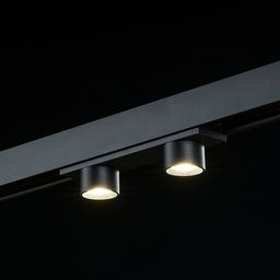 Трековый светильник на шине, включенный свет, ракурс снизу