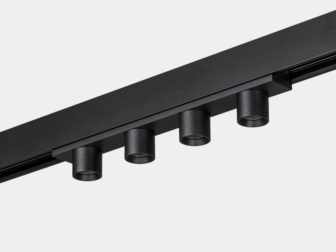 Линейный светильник с четырьмя модулями, черный корпус