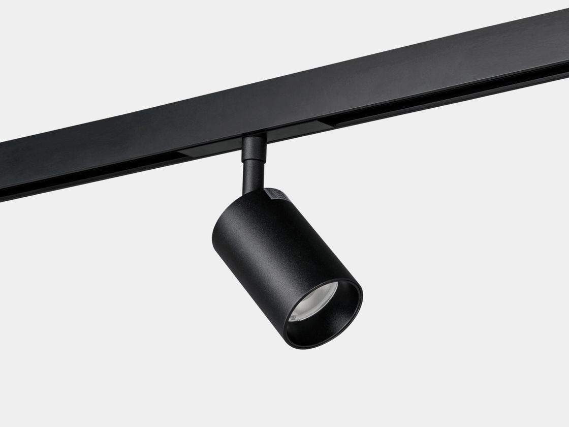 Черный спот SY-LINK на треке, ракурс снизу