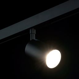 Включенный трековый спот SY-LINK, направленный свет