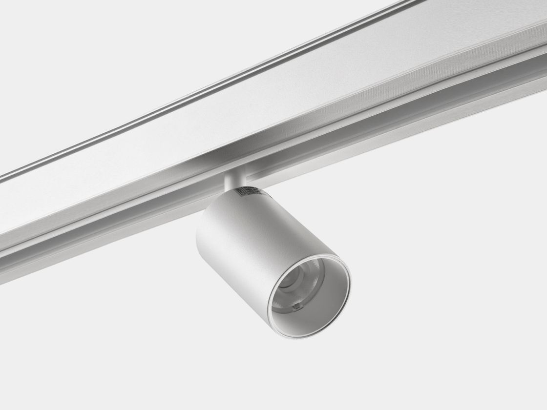 Трековый светильник-спот белый на шинопроводе, общий вид