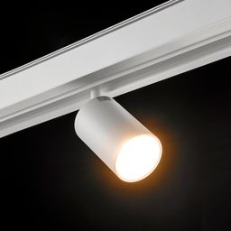 Белый трековый спот с включенным тёплым светом 3000К