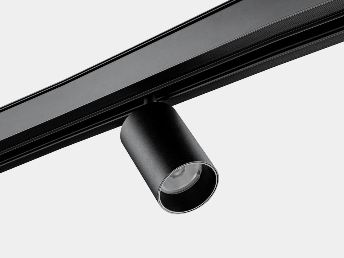 Трековый светильник-спот SY-LINK черный на шине, ракурс сбоку