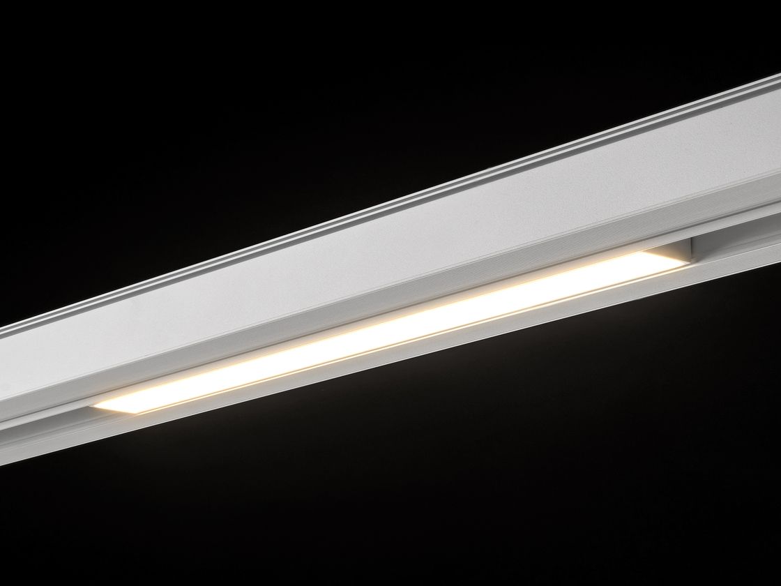 Линейный трековый светильник белый, включённый, диагональный ракурс