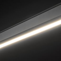 Световая линия линейного светильника, черный корпус, включен