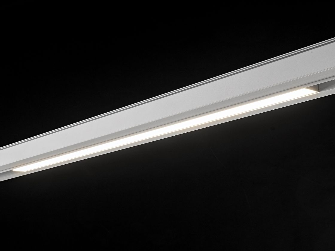 Линейный трековый светильник белый, светящаяся сторона, крупный план