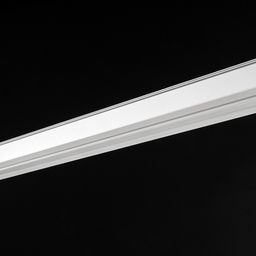 Белый линейный светильник для трека, вид сбоку, крупный план