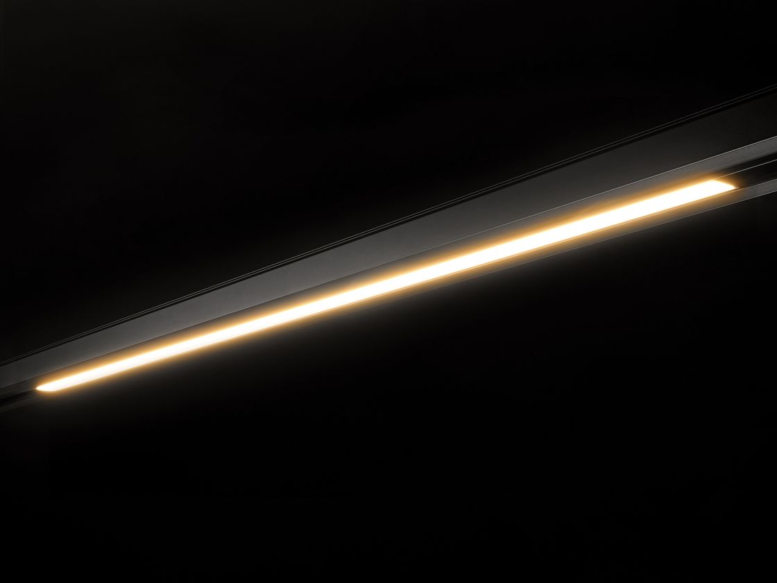 Теплое свечение линейного трекового светильника, черный корпус, крупно