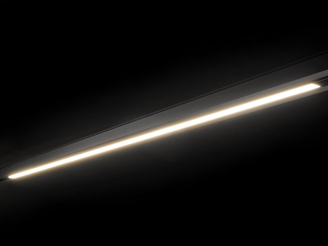 Линейный светильник в работе, светящаяся линия, черный корпус