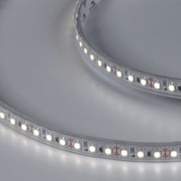 Включенная лента нейтрального белого свечения в защитном чехле