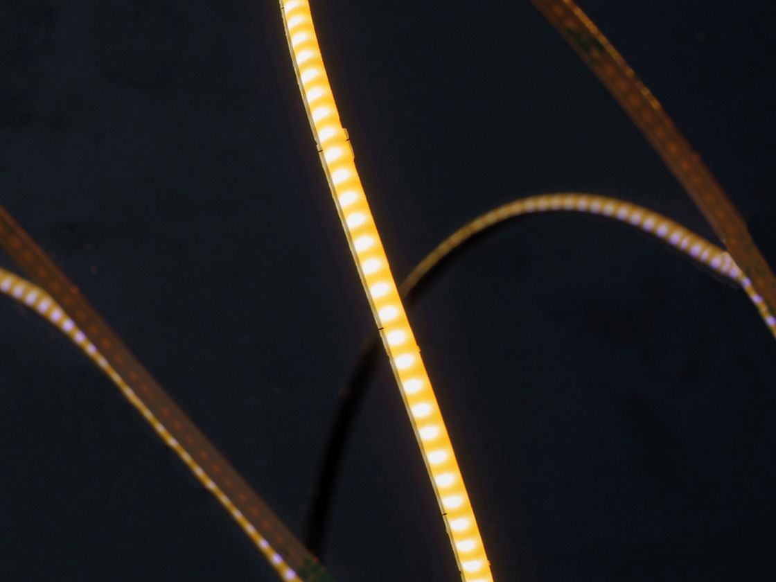 Светящаяся COB-лента в кадре, равномерная линия света