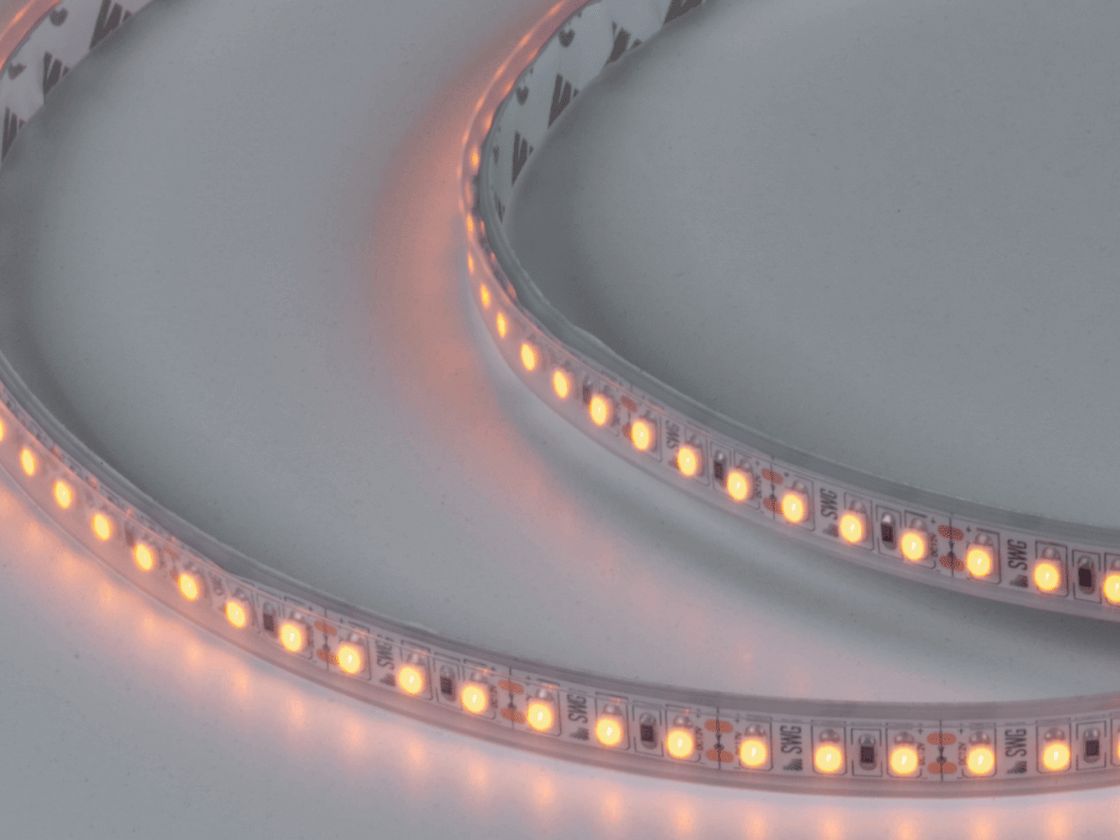 Светодиодная лента IP66 с желтым свечением, включенный режим