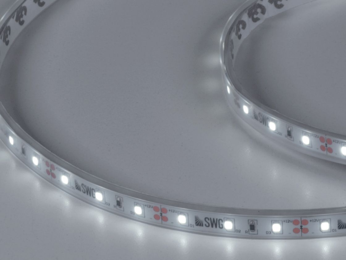 Включенная светодиодная лента SMD2835 холодный белый свет