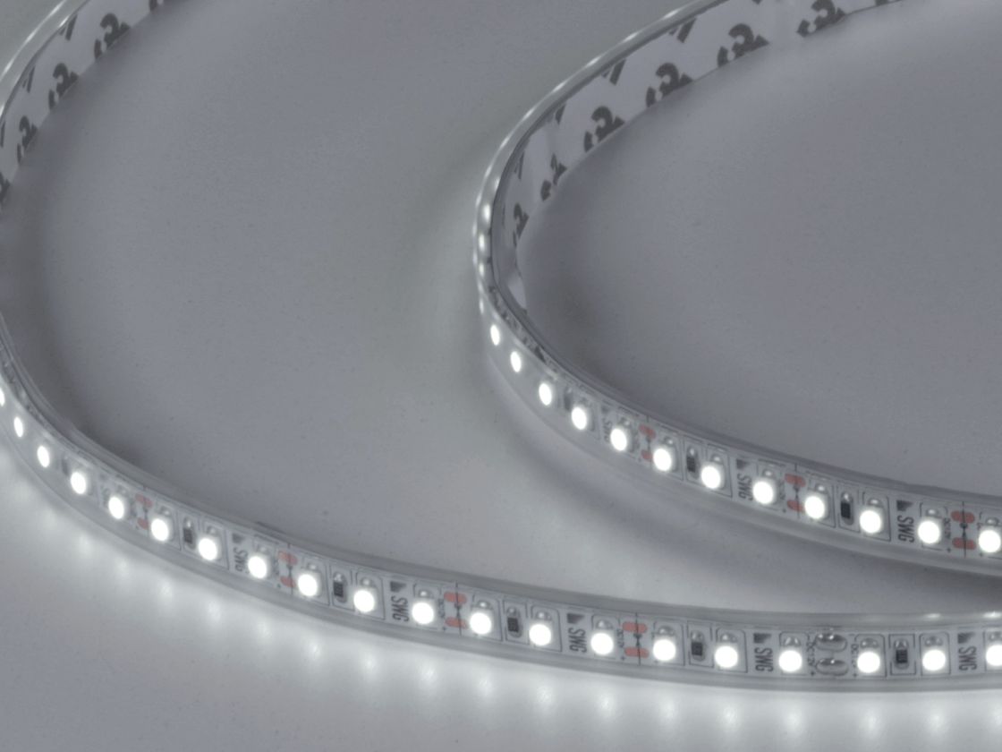 Светодиодная лента холодный белый, включённая, вид сбоку