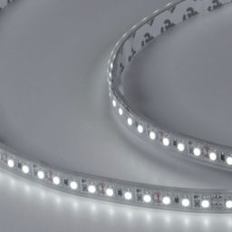 Светодиодная лента холодный белый, включённая, вид сбоку