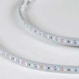 Светодиодная лента SMD3528 в защитном чехле, крупный план