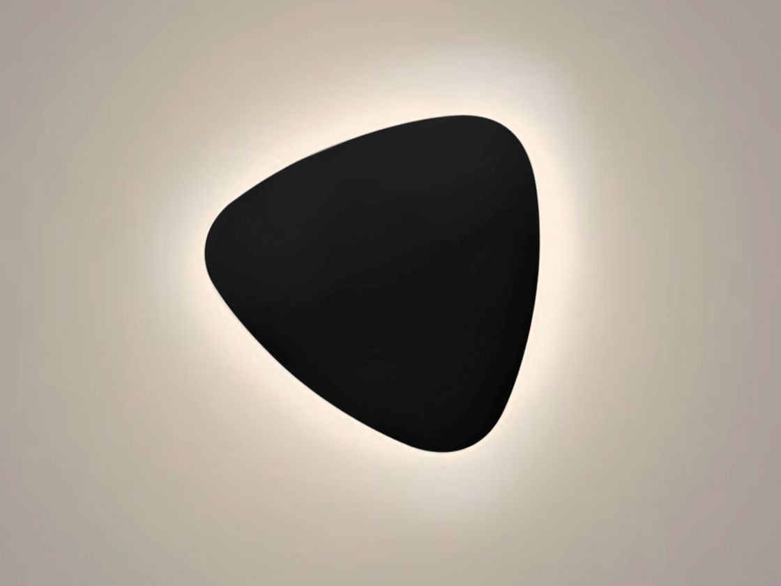 Настенный светильник треугольник черный, свечение на стене