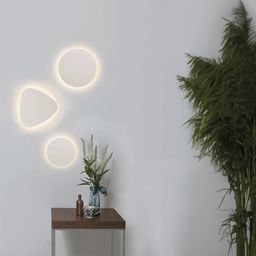 Настенные светильники на стене, треугольник и круги