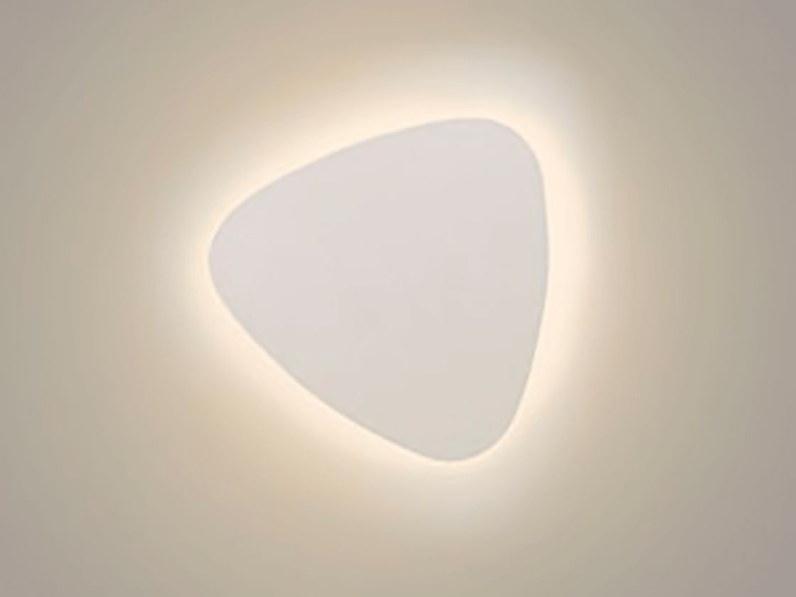 Настенный светильник треугольник, белый корпус, теплое свечение