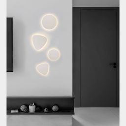 Треугольные настенные светильники на стене, пример подсветки