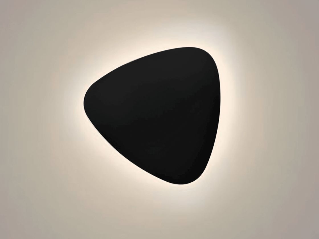 Светильник на стене, мягкая теплая подсветка