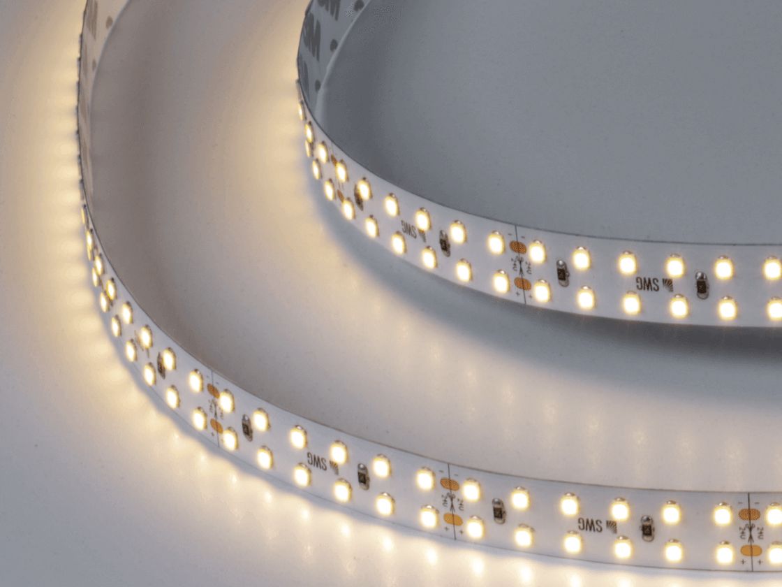 Светодиодная лента теплого белого свечения в включенном состоянии